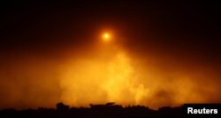 Vatrena lopta iznad Gaze tokom borbi između Izraela i Hamasa, na fotografiji snimljenoj sa izraelske strane granice, 7. decembra 2023.