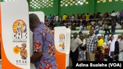 Eleitor vota em Nampula nas eleições autárquicas de 11 de outubro de 2023, Moçambique.
