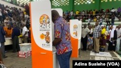 Eleitor vota em Nampula nas eleições autárquicas de 11 de outubro, Moçambique.