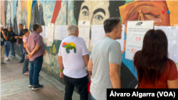 Ciudadanos venezolanos participan en el referendo consultivo en defensa del Esequibo. 