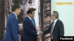 រដ្ឋមន្ត្រី​ក្រសួង​មហាផ្ទៃ ​លោក ​ស ខេង ​បាន​ជួប​ជាមួយ​ឯក​អគ្គរដ្ឋទូត​ពីរ​រូប​ប្រចាំ​នៅ​ប្រទស​កម្ពុជា ​កាលពីថ្ងៃទី៦ ឧសភា ឆ្នាំ២០២៣។(Facebook/Deputy Prime Minister Sar Kheng)