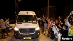 Njerëzit përshëndesin autokolonën e pengjeve të sapoliruara (26 nëntor 2023)