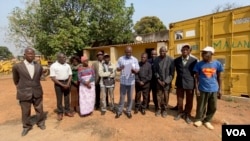 Alguns dos funcionários das empresas do ministério do Comércio Interno que esperam pelas suas reformas