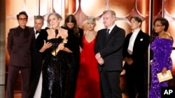 Producentkinja "Openhajmera" Ema Tomas preuzima nagradu za najbolji film, iza nje stoje Robert Dauni junior, Met Dejmon, Ludvig Goranson, Florens Pu, Kristofer Nolan, Kilijan Marfi i voditeljka Opra Vinfri (Foto: CBS via AP)