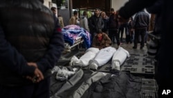 ពលរដ្ឋ​ប៉ាឡេស្ទីន​ឈរ​មើល​សាកសព​ជនរងគ្រោះ​ដែល​ត្រូវបាន​សម្លាប់​ដោយសារ​ការ​វាយប្រហារ​តាម​ថ្មើជើងនិង​តាម​អាកាស​​របស់​ទាហាន​អ៊ីស្រាអែល​លើ​ទីក្រុង​ Khan Younis នៅ​កន្លែង​បញ្ចុះ​សព​មួយ​ក្នុង​ក្រុង Rafah ភាគខាងត្បូង​តំបន់ហ្កាហ្សា កាលពីថ្ងៃទី២៤ ខែមករា ឆ្នាំ២០២៤។ 