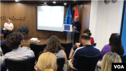 Autori Besar Likmeta, duke shfaqur studimin