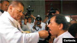 ARCHIVO. Daniel Ortega se acercó a la Iglesia católica por medio del entonces cardenal nicaragüense Miguel Obando y Bravo. 