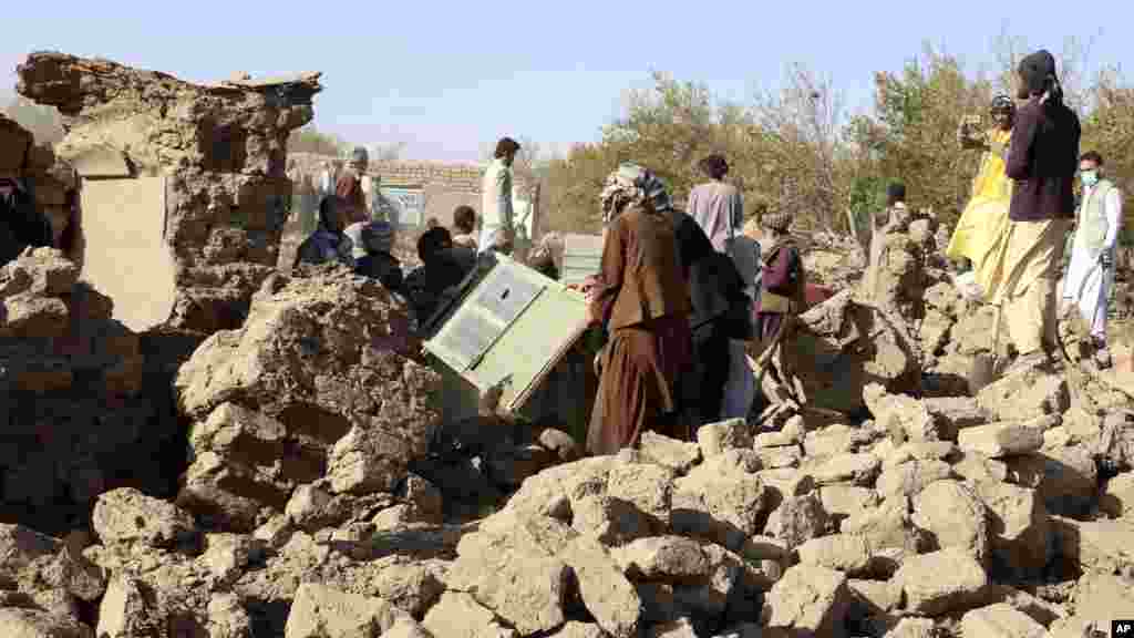 اندکی پس از وقوع این زلزلهٔ مرگبار مردم محل به نجات آسیب دیدگان شتافتند