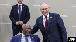 Rais wa Russia Vladimir Putin akiwa na Rais wa Comoro Azali Assoumani huko Saint Petersburg Julai 27, 2023.