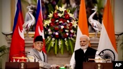 PM Nepal Pushpa Kamal Dahal dan PM India Narendra Modi (kanan), meresmikan beberapa proyek dari jarak jauh, di New Delhi, India, Kamis, 1 Juni 2023. (AP/Manish Swarup)
