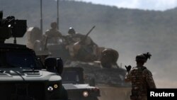 Kendaraan lapis baja bergerak selama latihan militer "Noble Blueprint 2023" di pangkalan militer Novo Selo, Bulgaria, 26 September 2023. Latihan ini diselenggarakan oleh Brigade Multinasional NATO di bawah komando Italia. (Foto: Ilustrasi/Reuters)