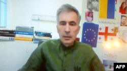 ARXİV FOTOSU - Gürcüstanın həbsdə olan eks-prezidenti Mixeil Saakaşvili 2007-ci ildə hökumət əleyhinə etirazlarla bağlı məhkəmə iclası zamanı videobağlantı vasitəsilə danışır, Tbilisi, 27 oktyabr 2023-cü il.