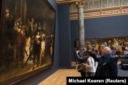 Lukisan 'Nightwatch' karya Rembrandt di Galeri Night Watch Rijksmuseum Amsterdam 4 April 2013. (Foto: REUTERS/Michael Kooren)