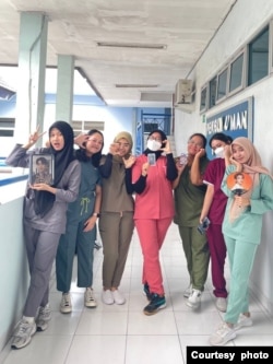 Niesha Amalia (depan) bersama teman-teman Carat (dok: Niesha Amalia)