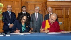 ཨེ་མོ་རི་གཙུག་ལག་སློབ་གྲྭ་དང་འབྲས་སྤུངས་བློ་གསལ་གླིང་དབར་གྱི་ཤེས་ཡོན་མཉམ་ལས་ཀྱི་གན་རྒྱ་མུ་མཐུད་ནས་རྒྱུན་བསྲིངས་གནང་བ།