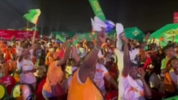 Mashabiki wa Ivory Coast wakishangilia ikiwa ishara ya kutabiri ushindi 