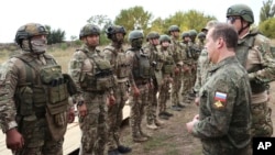 Arhiv - Predsjedavajući ruskim Savjetom bezbjednosti, Dmitrij Medvedev, razgovara sa pripadnicima ruske vojske tokom posjete trening centru u regionu Donjecka koji kontroliše Rusija, u Ukrajini, 15. septembra 2023.