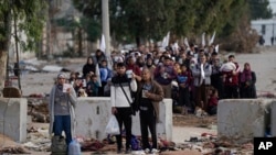 Warga Palestina mengungsi ke wilayah selatan Jalur Gaza, di tengah serangan Israel yang membombardir bagian utara wilayah tersebut, pada 22 November 2023. (Foto: AP/Victor R. Caivano)