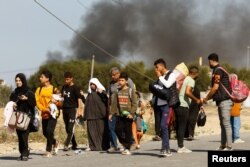 Orang-orang Palestina yang mengungsi dari utara Gaza ke selatan di tengah konflik antara Israel dan Hamas di Jalur Gaza, 10 November 2023. (Foto: Ibraheem Abu Mustafa/Reuters)
