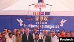 ឯកអគ្គរដ្ឋទូត​សហរដ្ឋ​អាមេរិកប្រចាំ​កម្ពុជា​លោក W. Patrick Murphy មន្ត្រី​និង​សកម្ម​ជន​សិទ្ធ​មនុស្ស​ប្រារព្ធទិវា​សិទ្ធិមនុស្ស​អន្តរជាតិ​កាលពីថ្ងៃទី​១០ ធ្នូ ២០២៣។(Facebook/CLC)