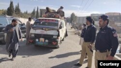 
د بلوچستان د سرحدي سيمې ږوب يو پوليس افسر عبدل پټان وايي، چې په بلوچستان کې په روان د پوليو ضد کيمپېن کې د پنجاب، سند او پښتونخوا ترمنځ په ټولو لويو لارو ټرانزټ مرکزونه جوړ شوي، چېري چې پوليس او ليويز عسکر د ويکسين په کار کې د پوليو ټيمونو بدرګه او کومک کوي
