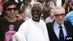 Le réalisateur malien Souleymane Cissé entouré du réalisateur américain Martin Scorsese et du réalisateur turc Fatih Akin le 22 mai 2007 lors de la 60e édition du Festival du film de Cannes. AFP / Fred Dufour