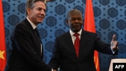 Sec Estado americano Antony Blinken (esq) com Presidente angolano João Lourenço em Luanda