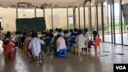 Um escola em Malanje: Sem paredes e os assentos pertencem aos alunos