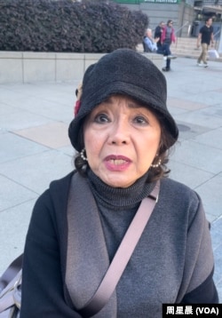 2023年11月8日，旧金山居民罗萨里奥·比戈尼亚在旧金山联合广场告诉美国之音的记者，希望习近平改善中国人权状况。（周星晨拍摄）