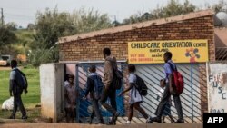 Watoto wakiwa wamevaa sare za shule huko Soweto