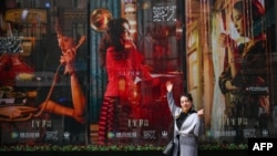 一名女子在電視劇《繁花》劇照前留影。（2024年1月7日）