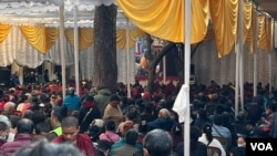 བསམ་གཏན་གླིང་དགོན་དུ་གསུང་ཆོས་སྩལ་བར་མི་སྟོང་ཕྲག་མང་པོ་འདུ་འཛོམས།