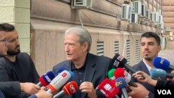 Ish kryeministri Sali Berisha në hyrje të zyrave të parlamentit