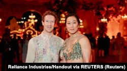 အာရှဒေသမှာ အချမ်းသာဆုံး ကုဋေကြွယ် အိန္ဒိယသူဌေးကြီး Mukesh Ambani မူးကေ့ရှ် အမ်ဘာနီရဲ့ သားထွေး အာနန့်ရဲ့ မင်္ဂလာအကြိုပွဲကို တက်ရောက်လာတဲ့ Meta ကုမ္ပဏီ CEO Mark Zuckerberg နဲ့ ဇနီးသည် Priscilla Chan (Jamnagar မြို့၊ ဂူရာဂျတ်ပြည်နယ်၊ အိန္ဒိယ)