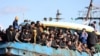 ARCHIVO: Migrantes a bordo de un barco de pesca en el puerto de Paleochora, luego de una operación de rescate frente a la isla de Creta, Grecia, el 22 de noviembre de 2022. REUTERS/Stringer/Foto de archivo