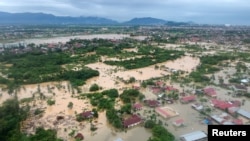 Kawasan pemukiman yang terdampak banjir akibat hujan lebat di Padang, Sumatera Barat, 8 Maret 2024. (Antara Foto/Iggoy el Fitra/ via REUTERS)