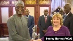 Ganawar ministan tsaron Nijar Janar Salifou Modi da jakadiyar Amurka Ambasada Khatleen Fitzgibbon