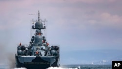 FILE - Picha hii ilichapishwa na ofisi ya habari ya Wizara ya Ulinzi ya Russia Aprili 14, 2021 Inaonyesha meli ya jeshi la majini la Russia ikifanya mazoezi ya kijeshi katika bahari ya Black Sea. 