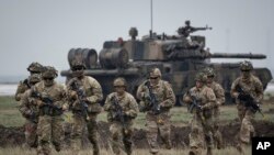 Ushtarakët amerikanë të Divizionit 101 Parashutist gjatë stërvitjes në Rumani