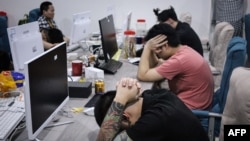 រូបឯកសារ៖ ជនជាតិចិនមួយក្រុមត្រូវបានចាប់ខ្លួន ក្នុងអំឡុងពេលការវាយឆ្មក់របស់ប៉ូលីស ដោយសង្ស័យថាបានដំណើរការបណ្តាញបោកប្រាស់ស្នេហាតាមអ៊ីនធឺណិត ដែលចាប់ជនរងគ្រោះរាប់រយនាក់នៅក្នុងប្រទេសចិន នៅឯអគារនៃសួនឧស្សាហកម្ម Kara ក្នុង Batam ក្នុងខេត្ត Riau Islands ប្រទេសឥណ្ឌូណេស៊ី។