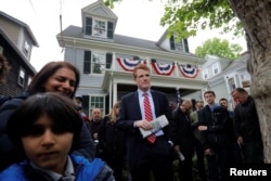 Anggota Kongres, Joe Kennedy III, menunggu giliran berbicara dalam acara peringatan 100 tahun kelahiran paman buyutnya, Presiden AS John F. Kennedy, di luar rumah tempat kelahiran Presiden Kennedy, di Brookline, Massachusetts.