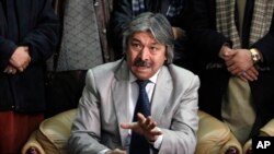 Jenderal Abdul Rashid Dostum berbicara pada konferensi pers di bandara di Kabul, Afghanistan, Jumat, 13 Januari 2012. (Foto: dok.)