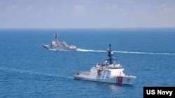 រូបឯកសារ៖ នាវាចម្បាំងលំដាប់ Arleigh Burke-class ឈ្មោះ USS Kidd និងនាវាចម្បាំងឆ្មាំសមុទ្រអាមេរិក Munroឆ្លងកាត់ច្រកសមុទ្រ តៃវ៉ាន់ កាលពីថ្ងៃទី២៧ ខែសីហា ឆ្នាំ២០២២។ 