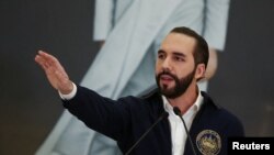 Archivo- El presidente de El Salvador, Nayib Bukele, habla durante una conferencia de prensa sobre la muerte de tres policías en un ataque, en San Salvador, El Salvador, el 28 de junio de 2022.