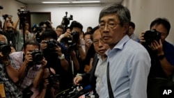Freed Hong Kong bookseller Lam Wing-kee stands before giving a news conference in Hong Kong, June 16, 2016. Lam detailed his experience in custody in mainland China during his monthslong disappearance.