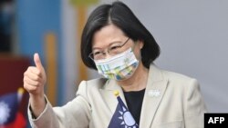 Presiden Taiwan Tsai Ing-wen mengacungkan jempolnya ketika tiba di upacara Hari Nasional Taiwan di Taipei, pada 10 Oktober 2022. (Foto: AFP/Sam Yeh)