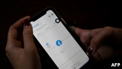 Facebook လူမှုကွန်ယက်သုံးစွဲနေသူတဦး (ယခင်ပုံဟောင်း)