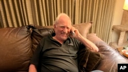 جۆن ئێف کلۆزەر لە ماڵەکەی خۆی لە والنات کریک لە ویلایەتی کالیفۆرنیا لە 3 شەممە 4یمانگی 10ی 2022 بە تەلەفۆن لەگەڵ ڕۆژنامەنووسان قسە دەکات.