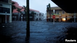 ផ្លួវ​កណ្តាល​ក្រុង Fort Myers រដ្ឋ Florida ត្រូវ​ទឹក​ជន់​លិច​​​​ដោយ​សារ​ខ្យល់​ព្យុះ Ian ដែល​បាន​បោកបក់​នៅ​ទី​នោះ កាល​ពី​ថ្ងៃ​ទី​២៨ ខែ​កញ្ញា ឆ្នាំ​២០២២។