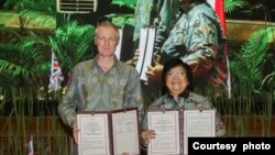 Menteri Lingkungan Hidup dan Kehutanan Siti Nurbaya (kanan) dan Menteri Negara untuk Asia, Energi, Iklim, dan Lingkungan Hidup Inggris, Lord Goldsmith, menandatangani kerja sama di bidang lingkungan dan iklim di Jakarta, pada 22 Oktober 2022. (Foto: Kemen